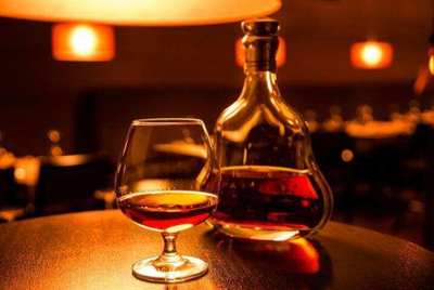 葡萄酒酒标上竟然没标年份,会是假酒吗?